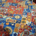 رومیزی مربع شانل طرح سنتی رنگارنگ شاد - Image 2