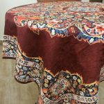 رومیزی مربع شانل طرح سنتی زرشکی