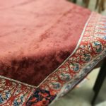 رومیزی شانل زرشکی مربع ساده با نقش لبه ترمه - Image 4