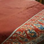 رومیزی شانل زرشکی مربع ساده با نقش لبه ترمه - Image 3
